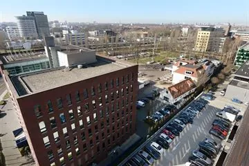 Luchtfoto van de Laan van Zuid Hoorn met kantoorgebouwen, parkeerplaatsen en omliggende stedelijke omgeving.
